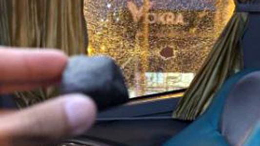 Hinchas de Tigre atacaron el micro de su propio equipo al confundirlo con el que debía llevar a su rival