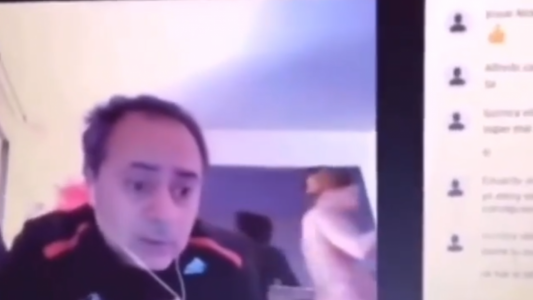 Daba una clase virtual y su esposa apareció desnuda atrás