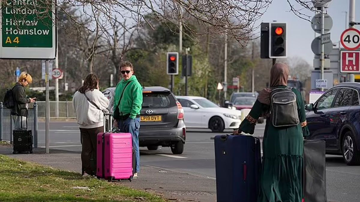 Pasajeros sin sus vuelos, esperan en la calle medios para regresar a Londres. (Foto: Gentileza Daily Mail) Pasajeros sin sus vuelos, esperan en la calle medios para regresar a Londres. (Foto: Gentileza Daily Mail)