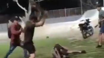 Brutal ataque en patota: lo golpearon en el piso con un skate en la cabeza