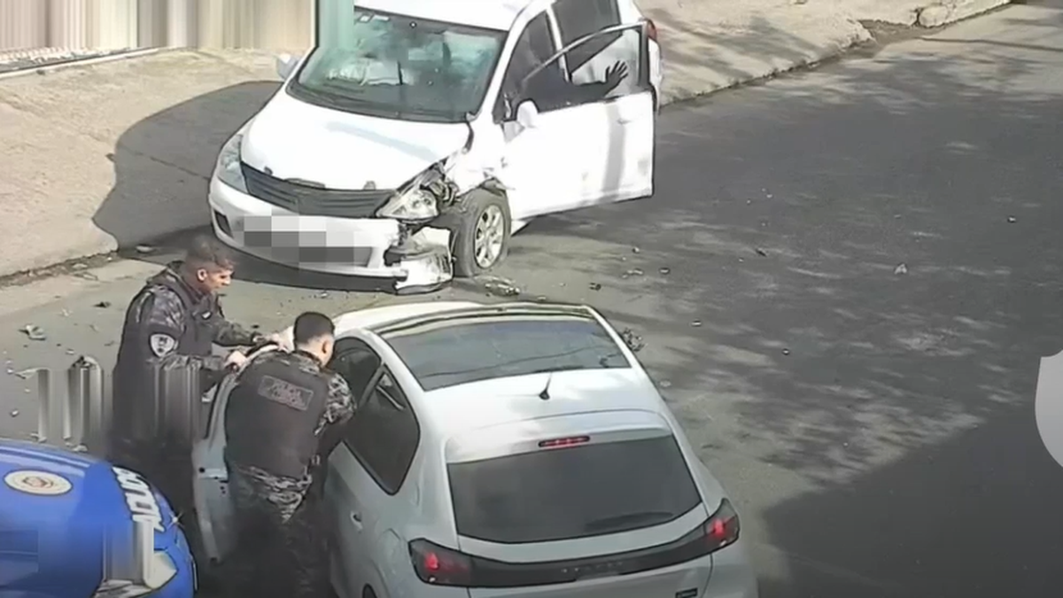 Quiso escapar de un control policial, choc&oacute; contra un auto durante la persecuci&oacute;n y qued&oacute; detenido.