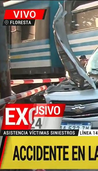 Inconsciencia al volante: un auto cruzó con la barrera baja y fue impactado por el tren Sarmiento