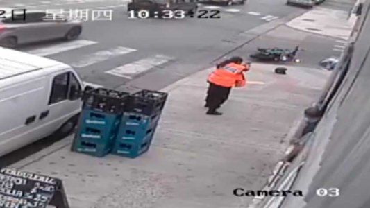 Se conoció el video en el que una agente de la policía mata a un delincuente a tiros