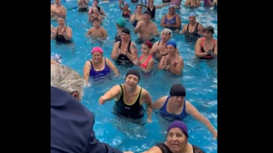 La inesperada visita de Alberto Fernández a una clase de aquagym: No lo tiren al agua