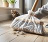 Por qué recomiendan hacerlo y para qué sirve: ENVOLVER la escoba con una bolsa de plástico
