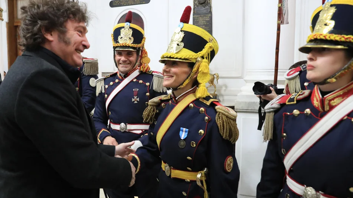 Javier Milei saludando a los granaderos. (Foto: NA)