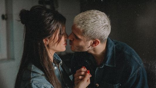 Cama, cocina y caballos: el adelanto del romántico videoclip de Wanda Nara y Mauro Icardi