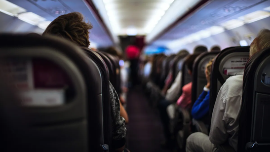 Pasajero murió en pleno vuelo y hay confusión por el lugar donde fue a parar su cuerpo