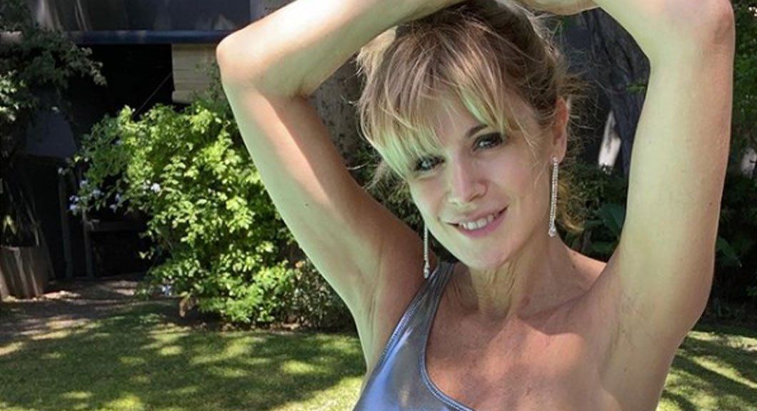 Flavia Palmiero se sacó el blazer y mostró todo