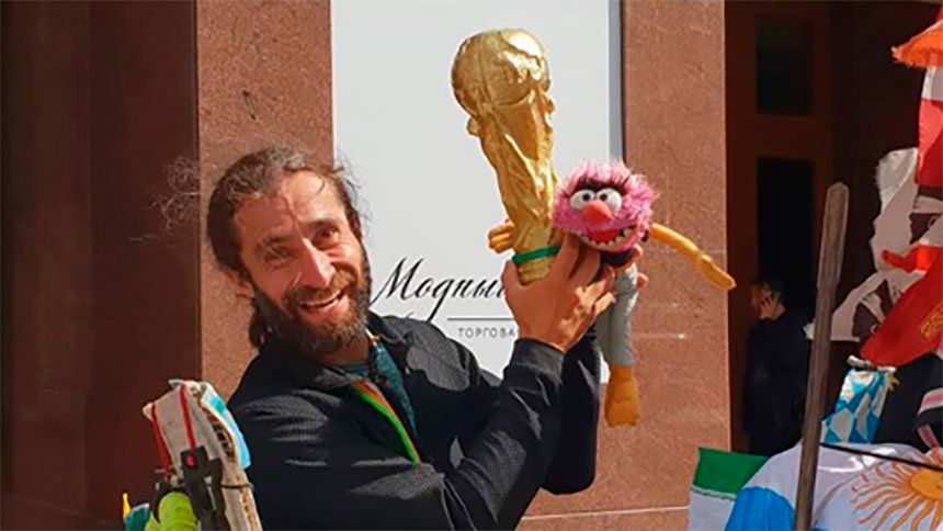 Al Mundial en bicicleta: un sanjuanino llegó a Moscú después de pedalear más de 80.000 kilómetros