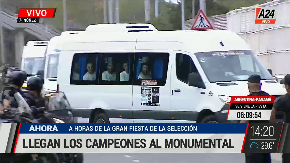 Los campeones del mundo llegaron al Monumental en cuatro combis. (Foto: Captura A24)&nbsp;