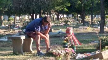 Amor incondicional: escuchó el partido junto a la tumba de su hijo