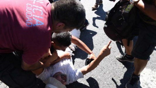 Incidentes en el Congreso: golpearon y arrestaron a un fotógrafo de Página/12