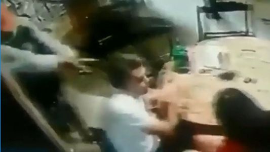 Video: joven intenta matar a un ex profesor en un bar