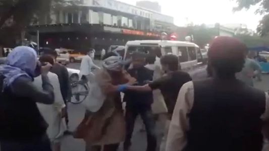 Afganistán: explosiones, un atentado y evacuaciones contrarreloj en Kabul