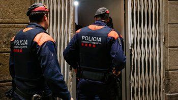 Barcelona: detienen a un argentino acusado de haber dejado morir a su pareja y grabarla mientras agonizaba