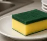 Por qué la esponja de cocina tiene dos caras y cómo usarla sin arruinar la vajilla