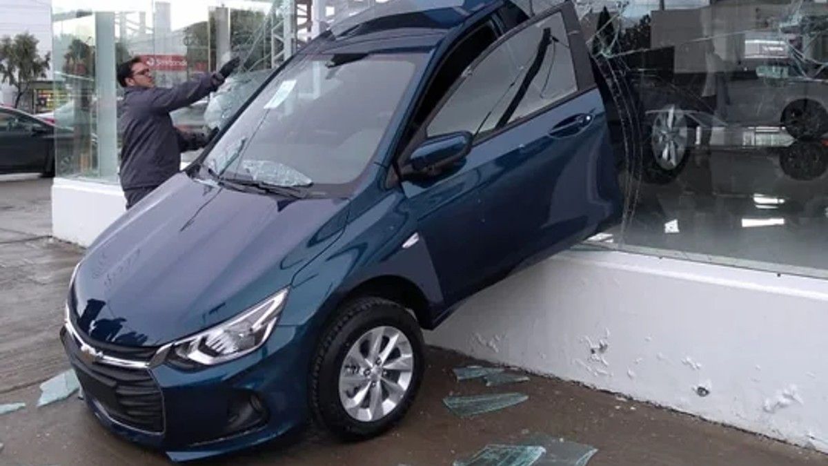 El hombre estaba a cargo de encender el motor de los vehículos para evitar que se descarguen las baterías.