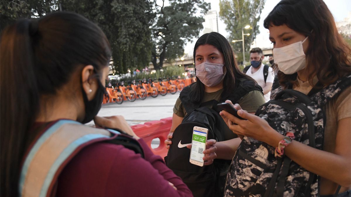 Covid-19: hay 5.426 argentinos internados en Unidades de Terapia Intensiva.