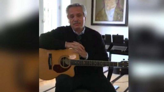 ¿Qué tema punteó con la guitarra Albertos Fernández cuando le mando el mensaje a los jóvenes?