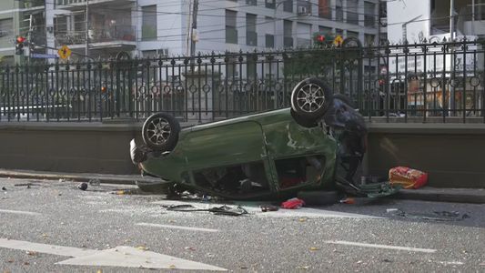 Choque y vuelco en Caballito: un auto perdió el control e impactó contra un colectivo