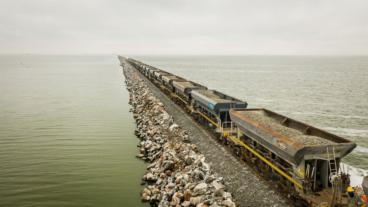 Además de materiales de construcción, el agro también utiliza los servicios del tren de cargas que cruza La Picasa. 