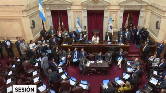 Con reparos opositores, hubo dictamen para la deuda y mañana se discute en el recinto