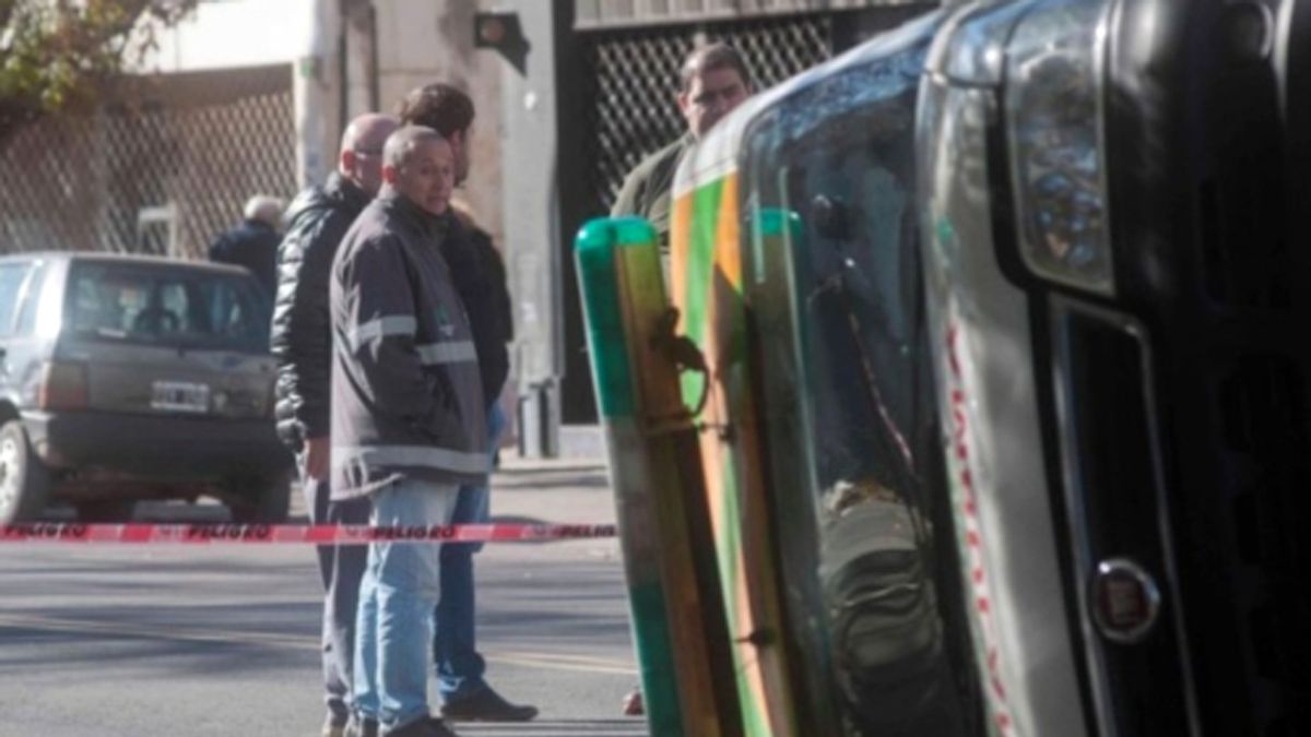 La ambulancia que trasladaba al padre de la bebé de 6 meses que falleció también volcó. (Foto: Sudoeste BA)