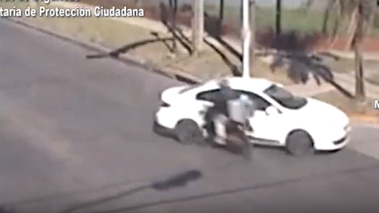 Video: una moto chocó contra un auto y el conductor salió despedido