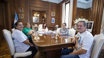 Cristina Kirchner recibió a los familiares de Lucio Dupuy tras la sanción de la ley (Twitter) Cristina Kirchner recibió a los familiares de Lucio Dupuy tras la sanción de la ley (Twitter)