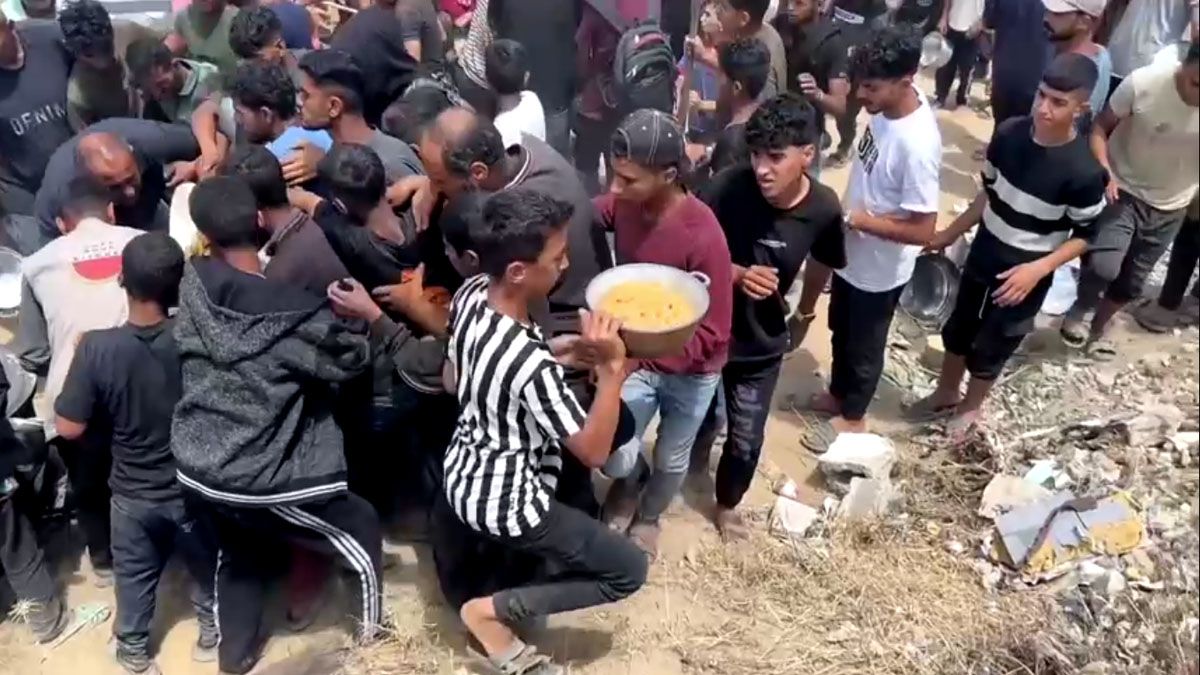 La escasa comida provoca peleas entre los gazatíes que pasan hambre. (Foto: Reuters)