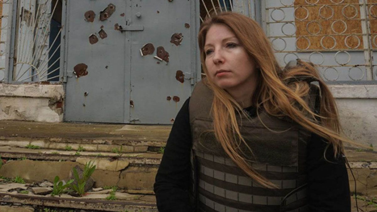 Victoria Amelina, al frente de una de las viviendas destru&iacute;das por los bombardeos rusos. (Foto: Gentileza BBC)