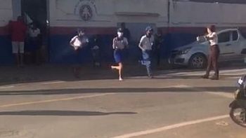 Un grupo de alumnos corre desesperado escapando del atacante (Foto: captura de video).