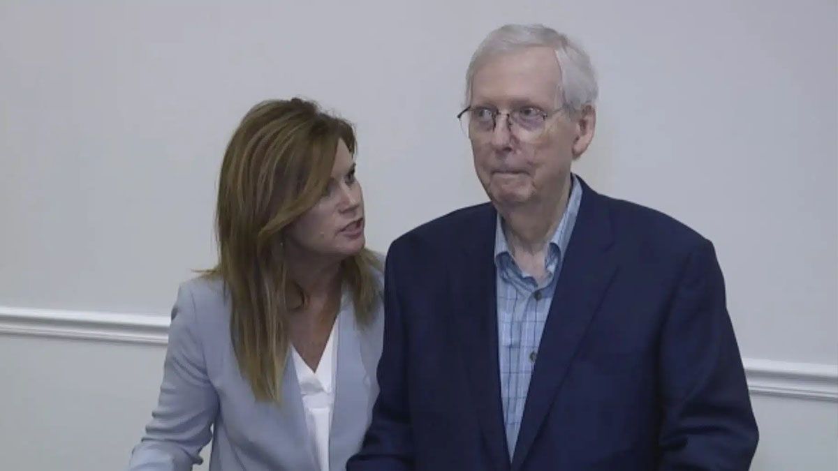 El senador republicano Mitch McConnell (81) trata de responder a los pedidos de su secretaria