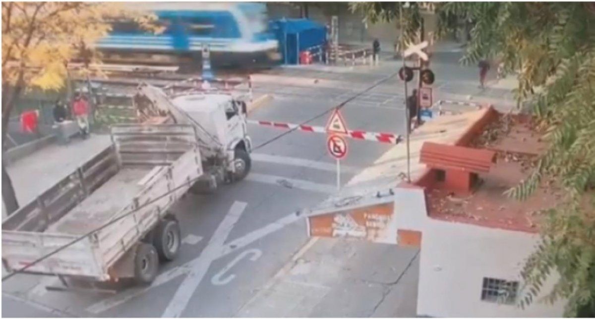 Estación Floresta: el trágico hecho se registró en el paso a nivel ubicado en el cruce de las calles Yerbal y Cuenca&nbsp; (Foto: captura de TV).