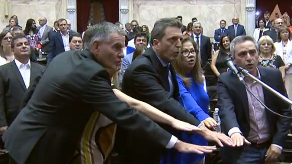 Los símbolos ocultos detrás de la jura de los nuevos diputados y la designación de Massa al frente de la Cámara