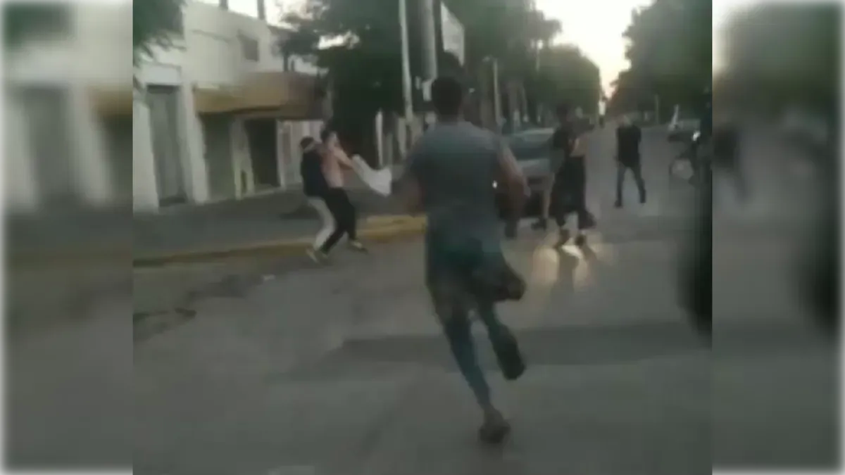 Un grupo de doce hombres le dio una brutal paliza a dos mujeres y un joven a la salida de un bar en La Matanza