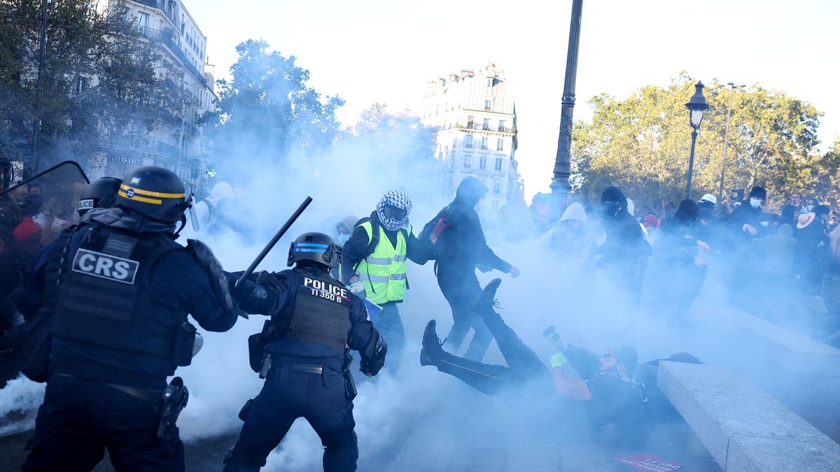 Los estudiantes denunciaron un uso excesivo de la fuerza y apuntaron especialmente contra las Brigadas Motorizadas para Represión de Acciones Violentas. (Foto: Reuters)