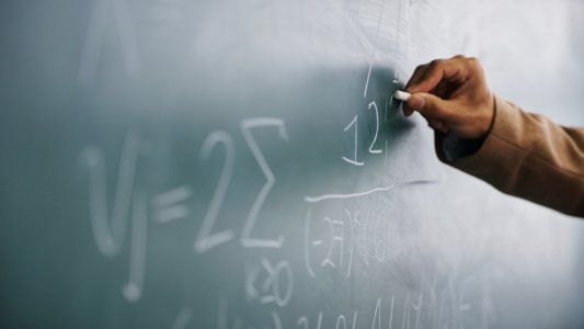 Sacar al chico del pizarrón: el plan con que el Gobierno quiere cambiar la forma de dar matemática de los últimos 70 años
