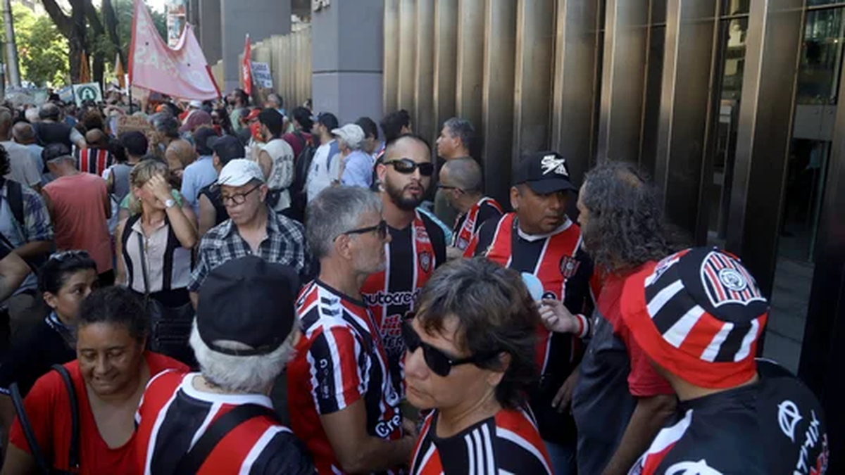 Hinchas de Chacarita con los jubilados (Foto: NA)