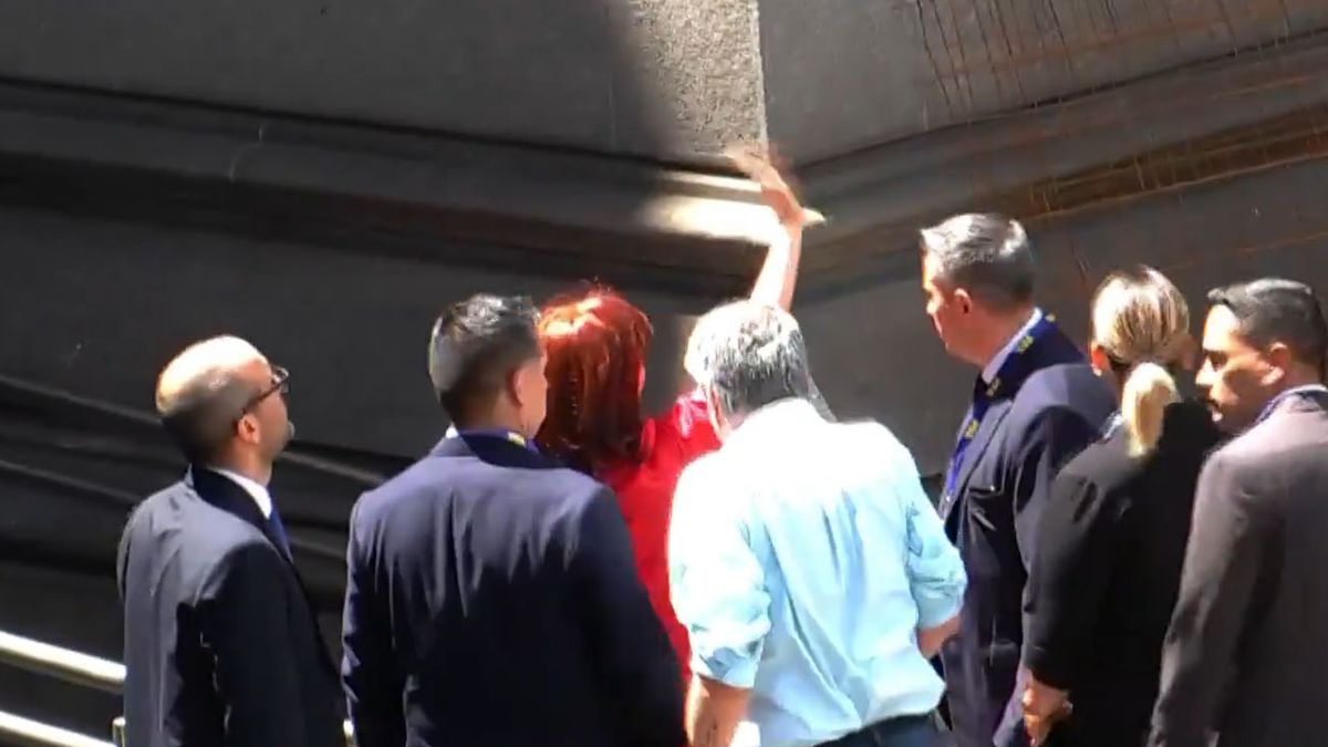 Fuck you: el gesto de Cristina Kirchner al ingresar al Congreso por el que fue castigada en las redes (Foto: captura)