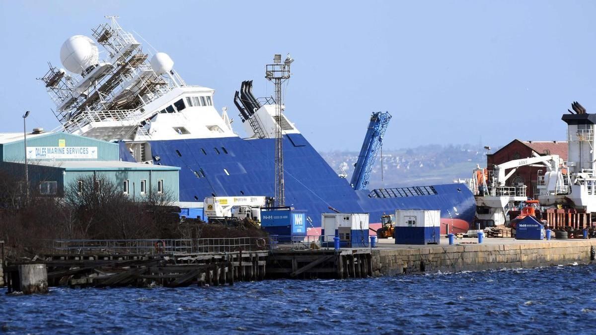 Escocia: al menos 25 personas resultaron heridas tras el impresionante vuelco de un buque en Edimburgo. (AP)