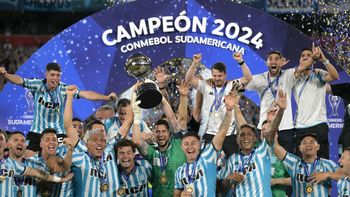Racing campeón de la Sudamericana: cómo siguen los festejos y a qué hora llega el plantel al Obelisco