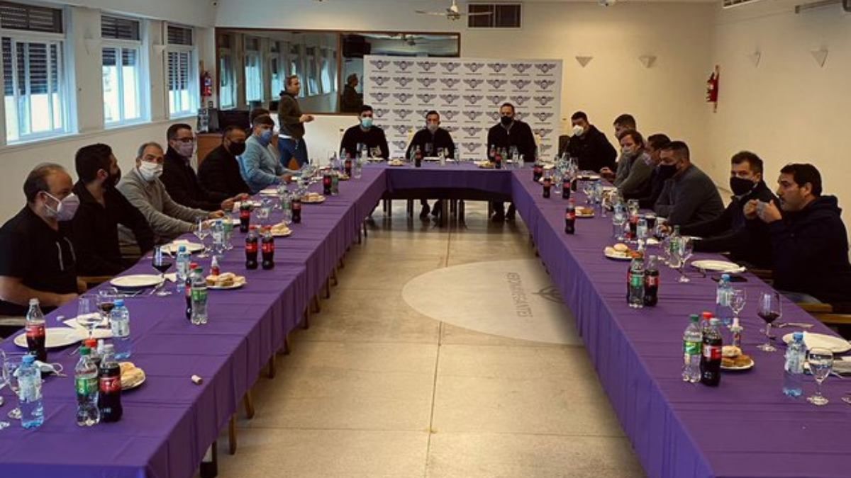 Facundo Moyano y la foto de la discordia: ¿corto de mujeres?