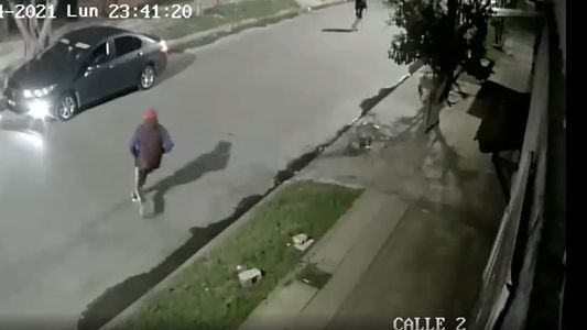 Video impactante: un policía mata a los tiros a dos ladrones que quieren robarle