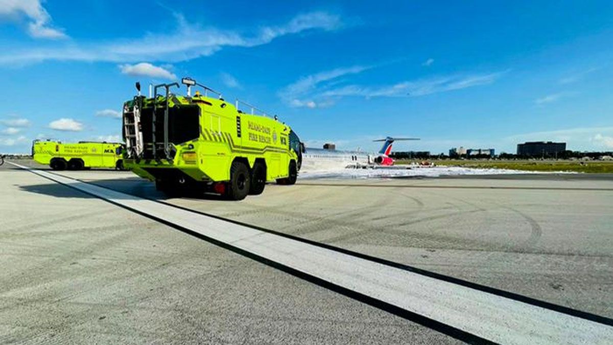 Los equipos de emergencia tardaron en actuar pero evitaron que el combustible derramado se incendiara (Foto: Aeropuerto de Miami)