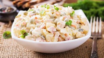 La ensalada rusa casera que todos piden en las fiestas: fácil, económica y con pocos ingredientes