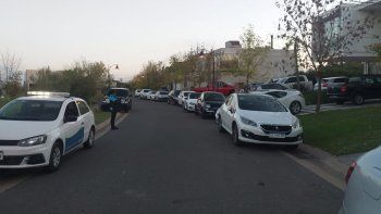 En la fiesta clandestina, los uniformados se encontraron con más de 70 personas, un DJ y una banda de cumbia sobre un escenario improvisado. En la fiesta clandestina, los uniformados se encontraron con más de 70 personas, un DJ y una banda de cumbia sobre un escenario improvisado.