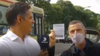 Video: Gustavo Garzón se metió en un móvil exaltado por haber recibido la vacuna