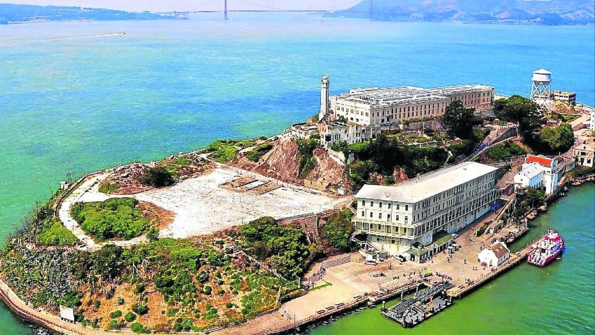 La prisión de Alcatraz, hoy repleta de turistas que llegan a visitarla cada año. (Foto: Gentileza La Vanguardia)    